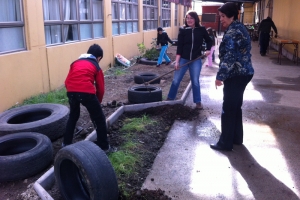 Centro General de Padres y Apoderados construye patio interno a la comunidad Andalué